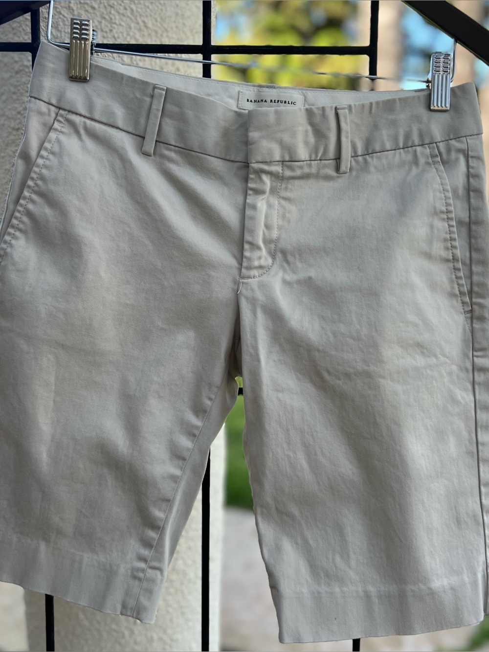 Banana Republic Women’s Light Beige Chino Shorts, Size 2. 98% cotton.
